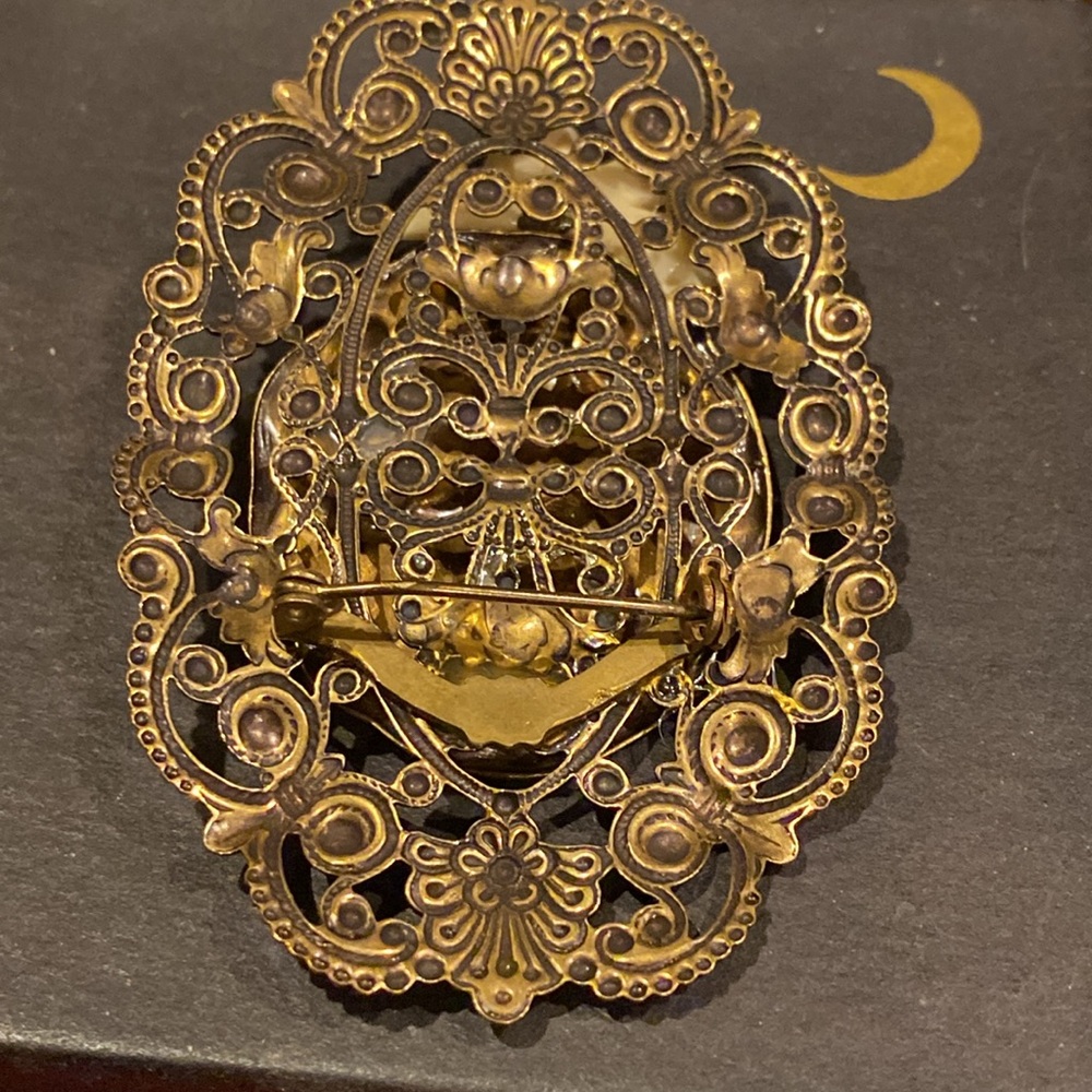 Joseff Of Hollywood Unsigned Cameo Brooch. Antique GoldTone and WhiteCelluloid. - Picture 4 of 8